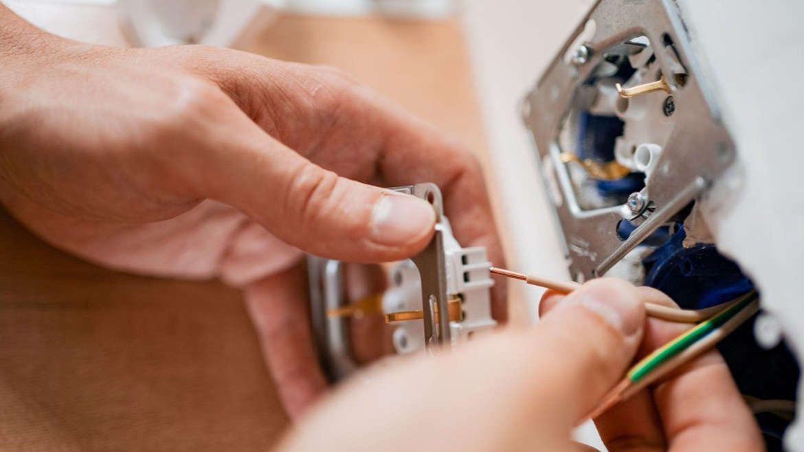 Electrician Jobs – Immediate Start Opportunities with No Joining Fees cover image